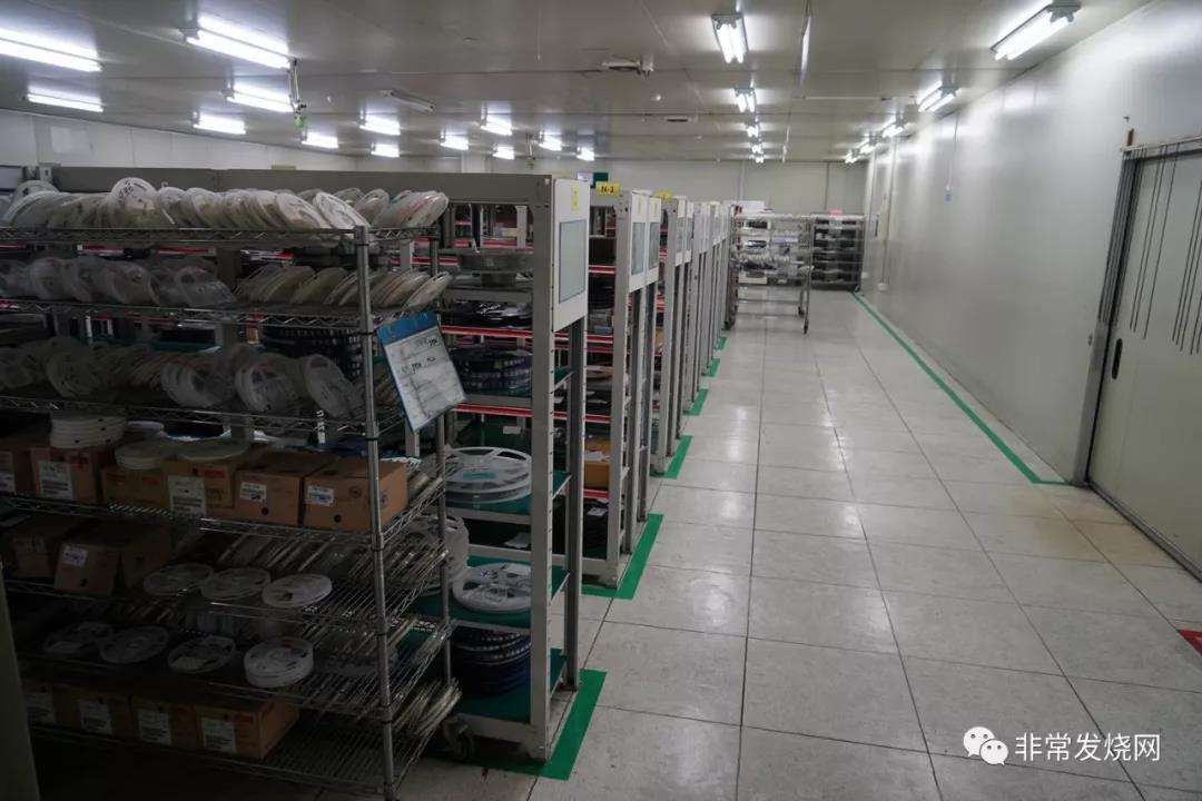 smt元器件库房里面整齐的排列着各种不同产品的元器件