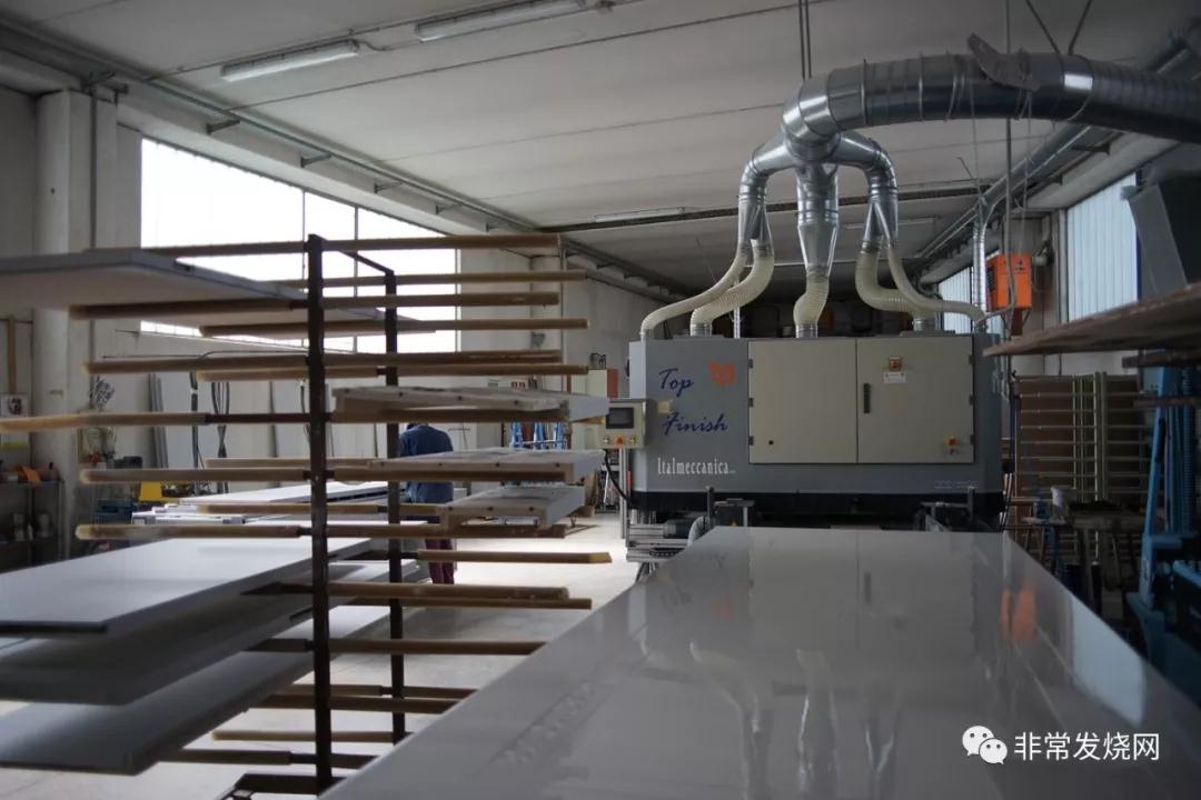 工厂内还有大型的抛光机器可以应付不同大小的家具或者木制品.